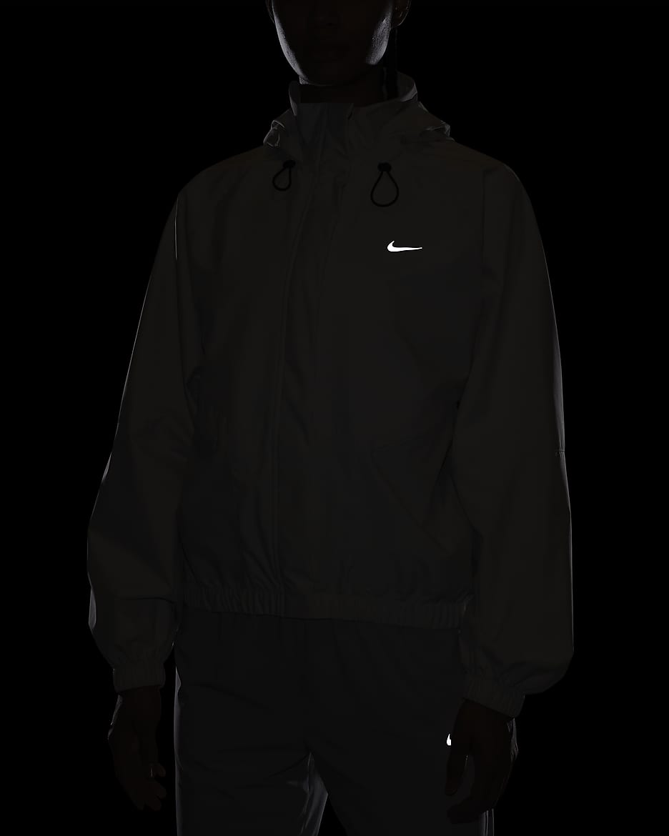 Nike Storm-FIT Swift-løbejakke til kvinder - Light Orewood Brown/sort