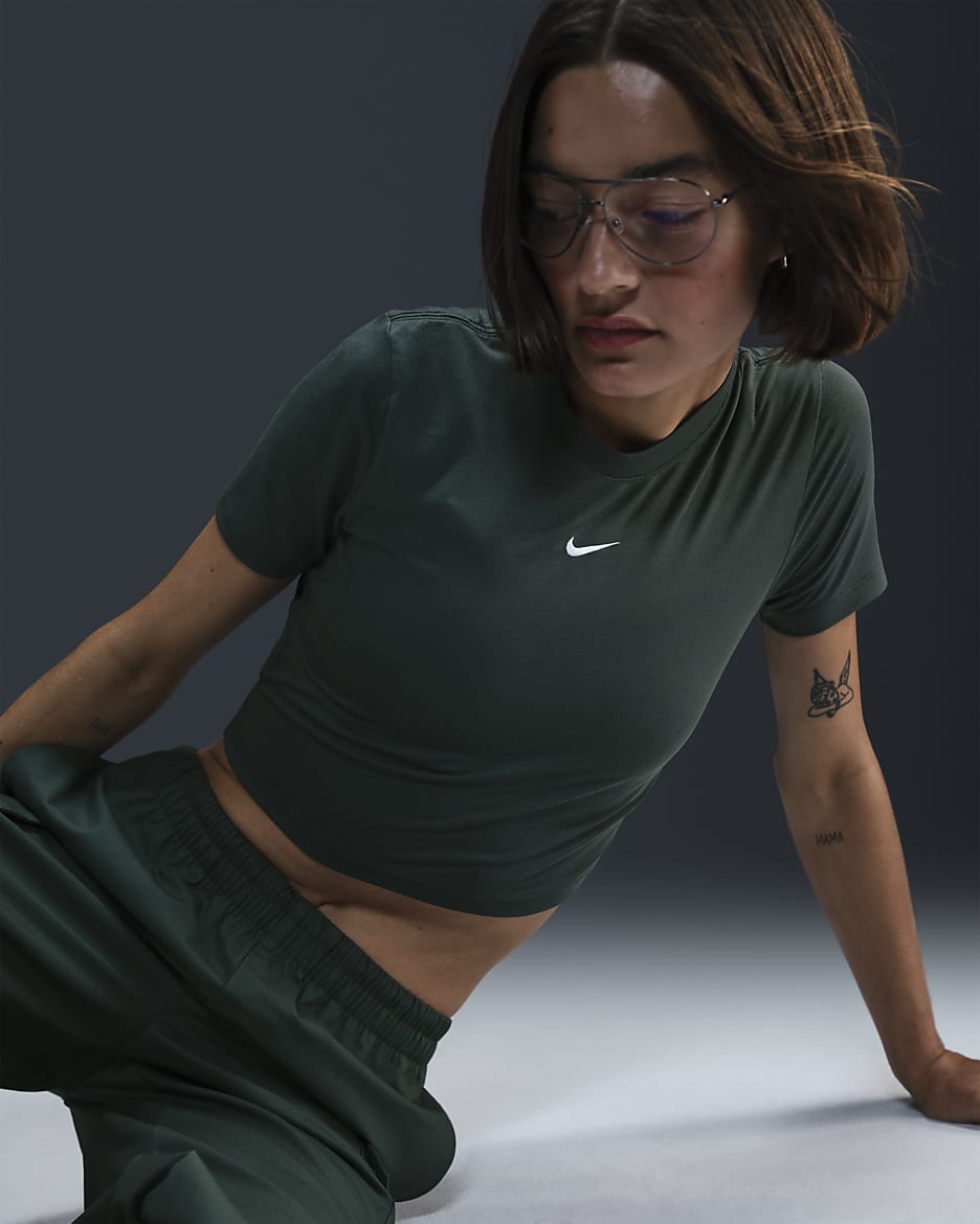 Playera slim cropped para mujer Nike Sportswear Essential - Verde vintage/Blanco