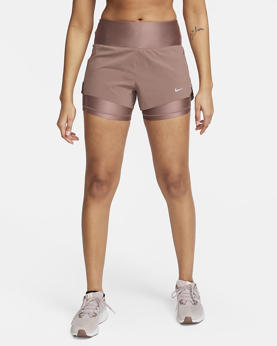 Shorts de running de tiro medio 2 en 1 de 8 cm con bolsillos para mujer Nike Dri-FIT Swift - Malva humeante