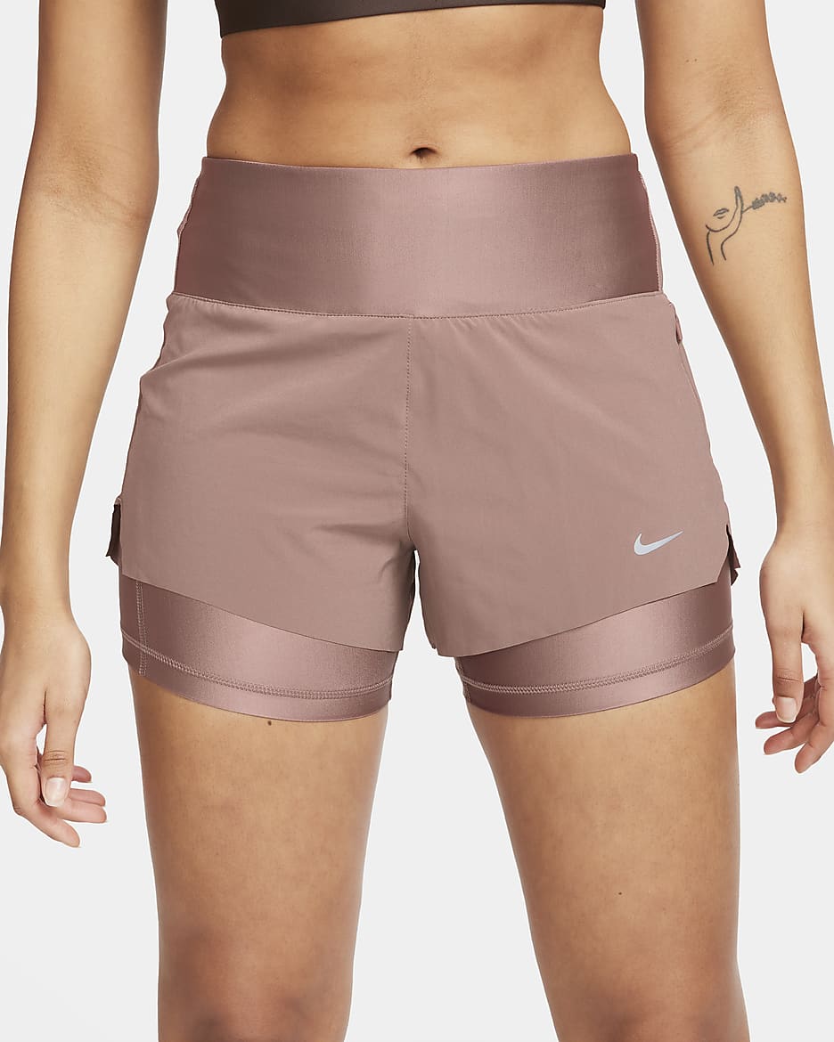 Shorts de running de tiro medio 2 en 1 de 8 cm con bolsillos para mujer Nike Dri-FIT Swift - Malva humeante