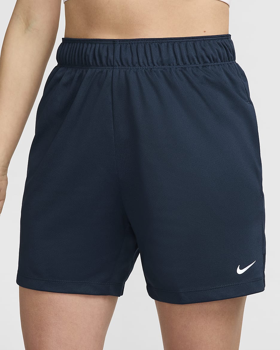 Nike Attack ufôret treningsshorts med Dri-FIT og mellomhøyt liv til dame (12,5 cm) - Armory Navy/Armory Navy/Svart