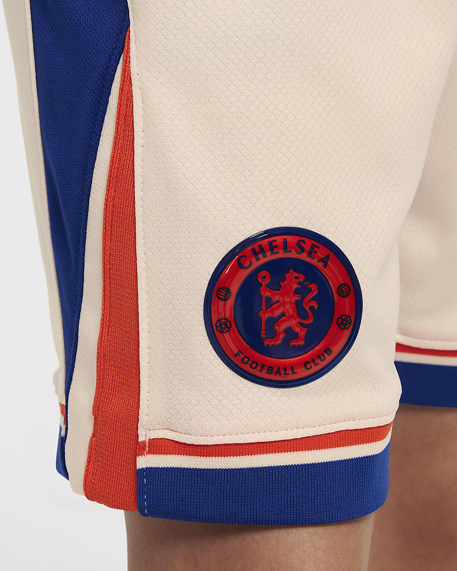 Chelsea F.C. 2024/25 Stadium Away Nike Dri-FIT Replica-fodboldshorts til større børn - Guava Ice/Team Orange/Rush Blue