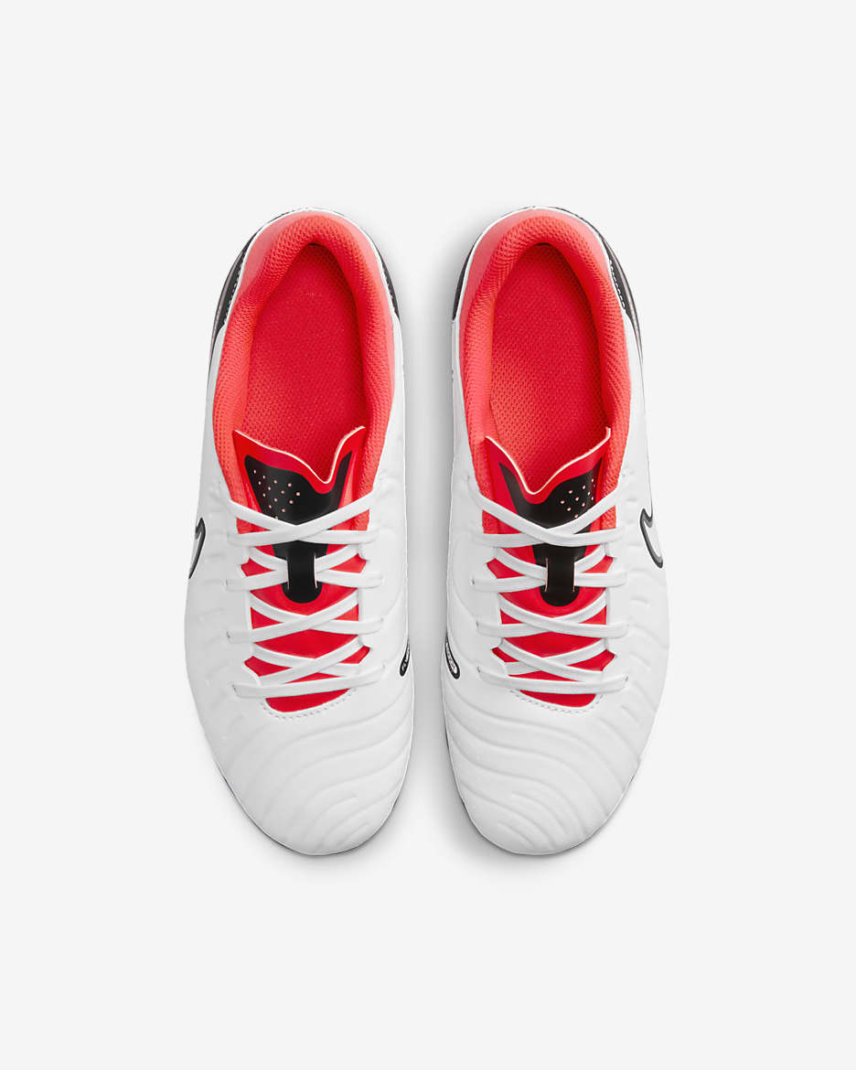 Tacos de fútbol de corte low para terrenos múltiples para niños de preescolar y grandes Nike Jr. Tiempo Legend 10 Academy - Blanco/Carmesí brillante/Negro