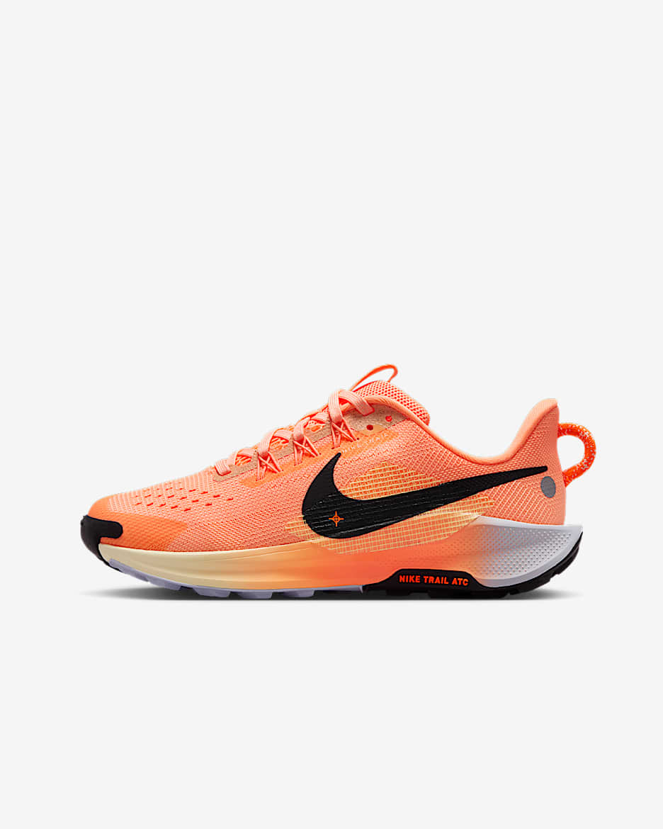Nike Pegasus Trail 5 Traillaufschuh (ältere Kinder) - Orange Pulse/Ghost/Alabaster/Schwarz