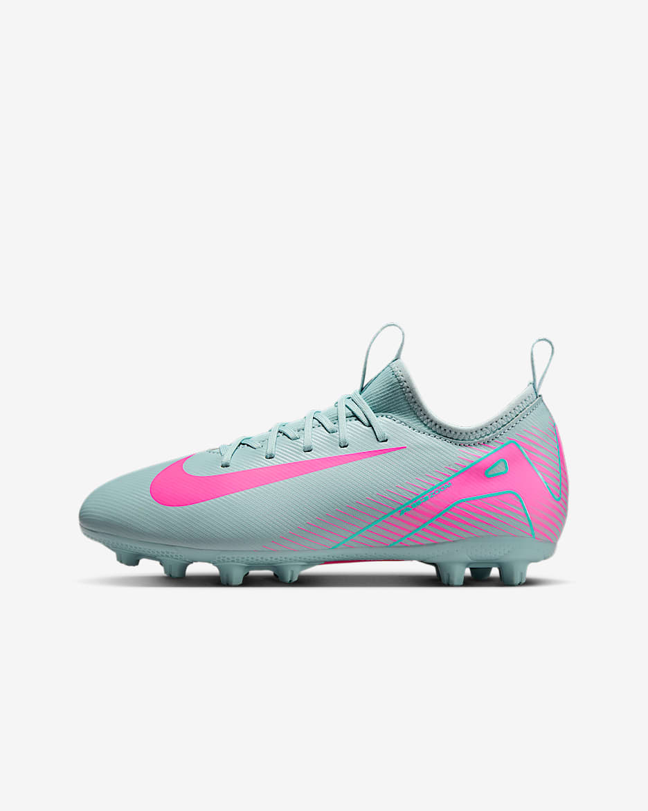 Tacos de fútbol HG de corte low para niños de preescolar y grandes Nike Jr. Mercurial Vapor 16 Academy - Cubo océano/Avalancha rosa