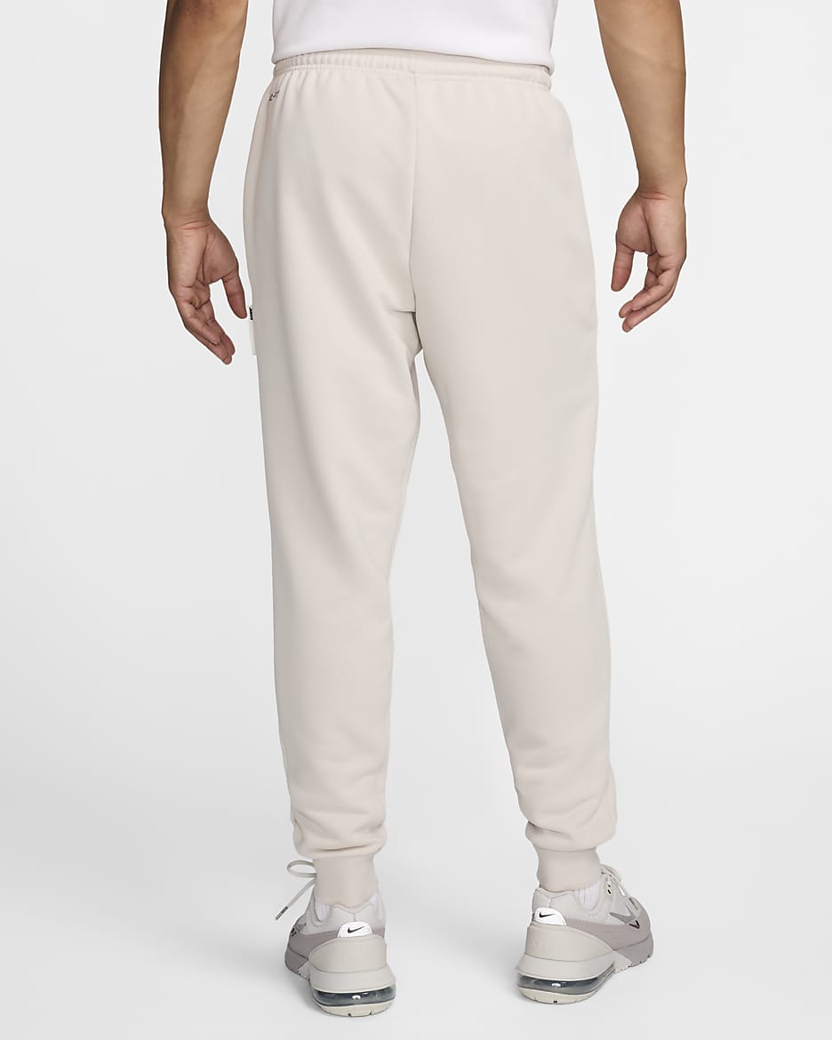 Liverpool FC Standard Issue Pantalón entallado de fútbol Nike Dri-FIT - Hombre - Light Orewood Brown/Blanco