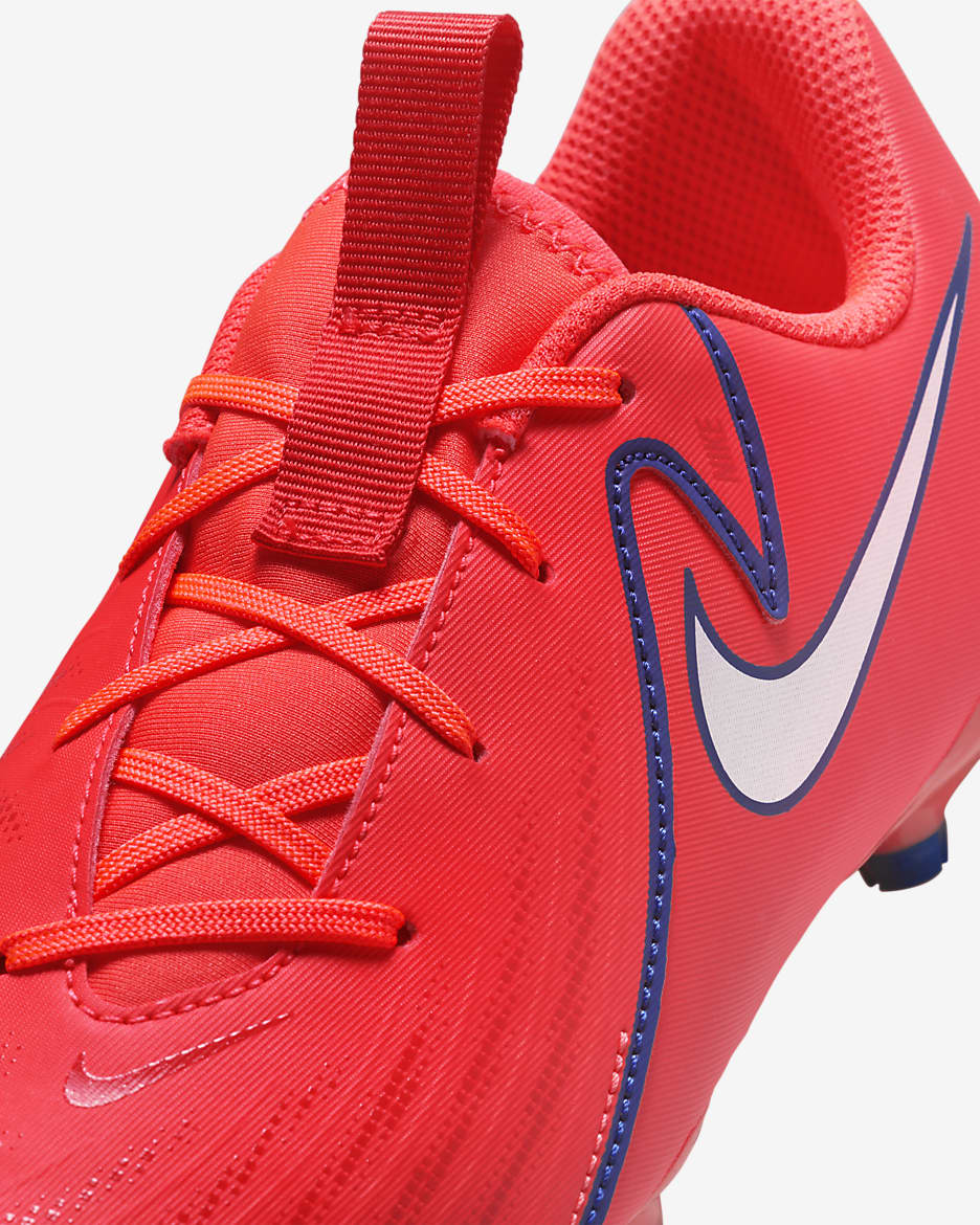 Chaussure de foot basse à crampons MG Nike Jr. Phantom GX 2 Academy « Erling Haaland Force9 » pour enfant/ado - Bright Crimson/Blanc