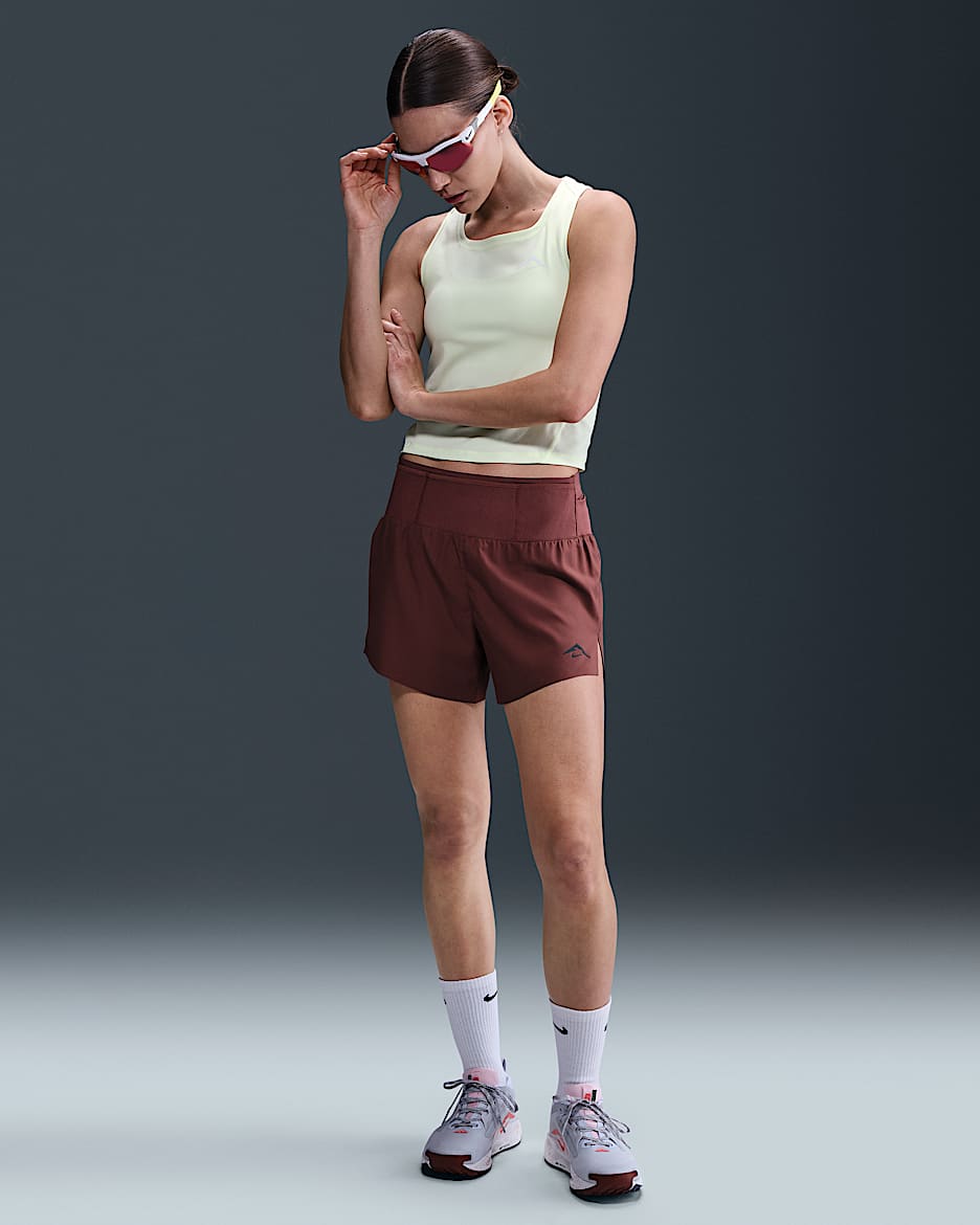 Shorts de correr Dri-FIT con forro de ropa interior para mujer Nike Trail - Rojo sepia/Negro