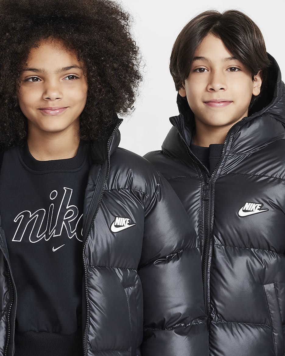 Nike Sportswear Heavyweight Synthetic Fill EasyOn Therma-FIT Repel lockere Jacke mit Kapuze für ältere Kinder - Schwarz/Schwarz/Weiß/Weiß