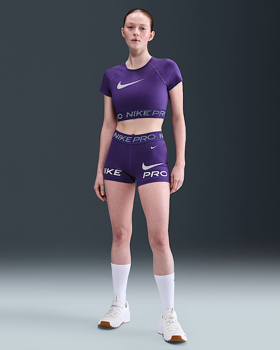 Nike Pro Grafik Bike-Shorts mit mittelhohem Bund (Damen, ca. 7,5 cm) - Court Purple/Doll/Weiß