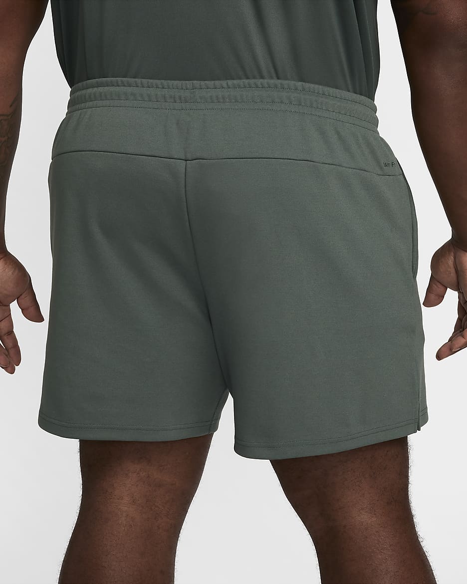 Shorts Dri-FIT de 18 cm sin forro con protección UV versátiles para hombre Nike Primary - Verde vintage/Verde vintage