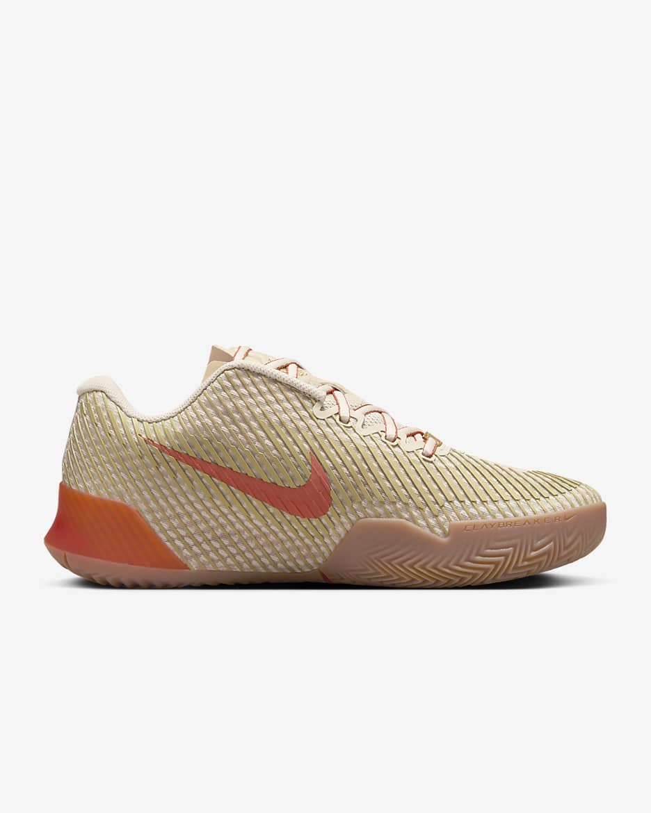 Chaussure de tennis pour terre battue NikeCourt Air Zoom Vapor 11 Premium pour femme - Sanddrift/Rust Factor/Gum Medium Brown/Metallic Gold