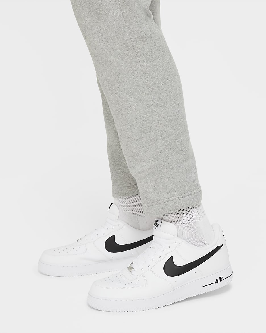 Nike Sportswear Club Fleece Herrenhose - Dark Grey Heather/Matte Silver/Weiß