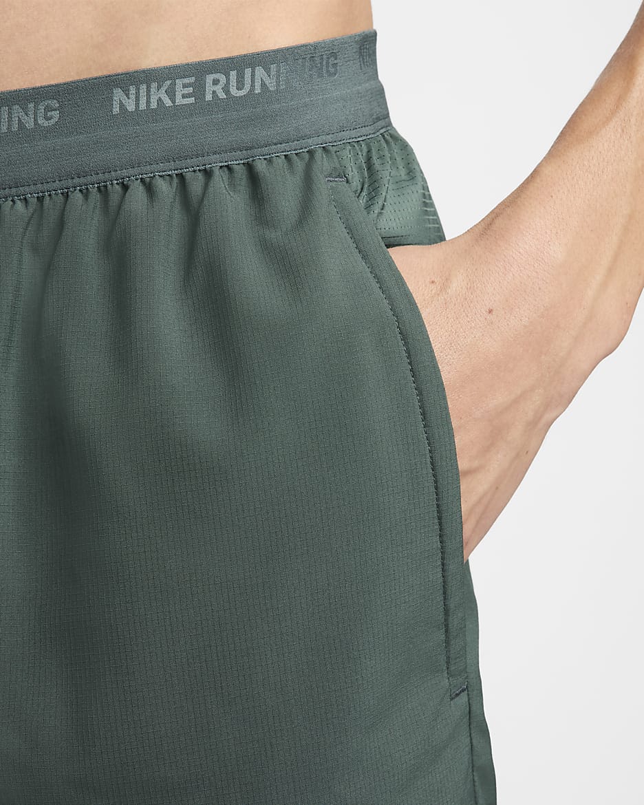 Nike Stride Dri-FIT hardloopshorts met binnenbroek voor heren (13 cm) - Vintage Green/Zwart