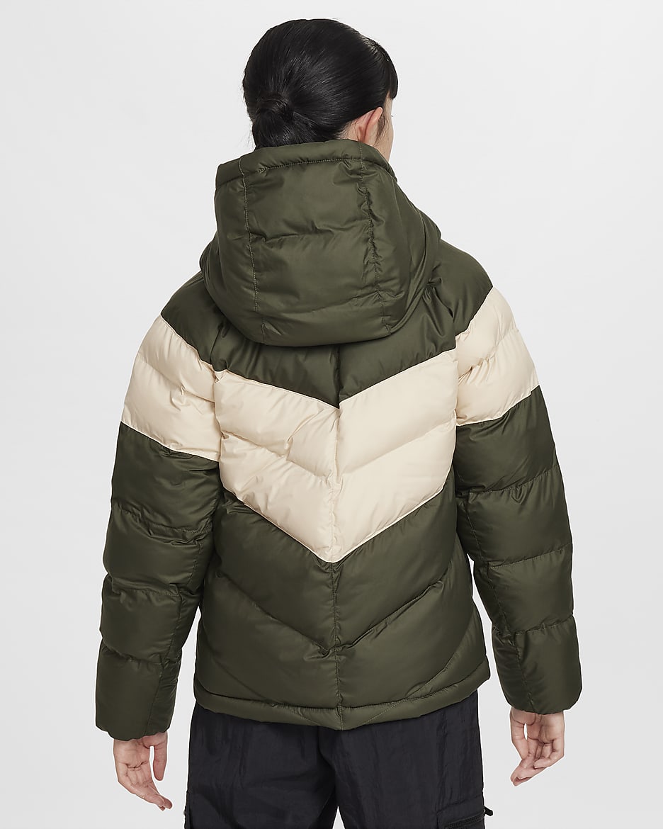 Nike Sportswear Jacke mit Kapuze und Synthetikfüllung für ältere Kinder - Cargo Khaki/Sanddrift/Schwarz