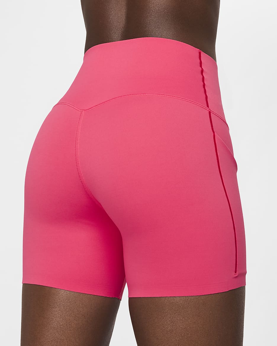 Shorts de ciclismo con bolsillos de 13 cm de tiro alto y media sujeción para mujer Nike Universa - Rosa margarita/Negro