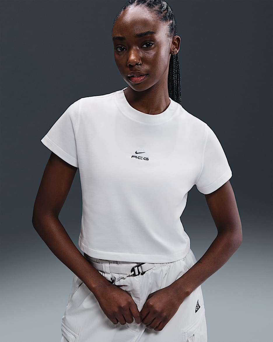 Playera de manga corta Dri-FIT para mujer Nike ACG - Blanco cumbre/Gris fútbol/Trueno azul