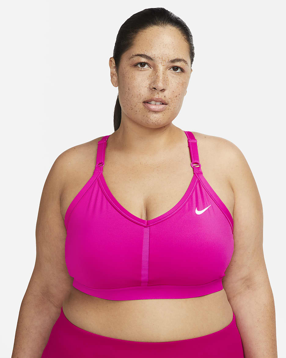 Bra deportivo con cuello en V acolchado de baja sujeción para mujer Nike Indy (talla grande) - Rosa activo/Rosa activo/Rosa activo/Blanco