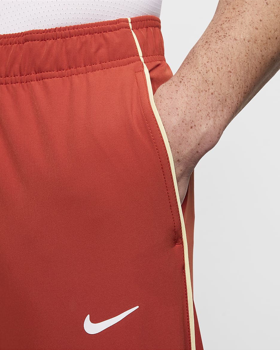 Pants de tenis Dri-FIT para hombre NikeCourt Advantage - Rojo dragón/Lima vital/Blanco