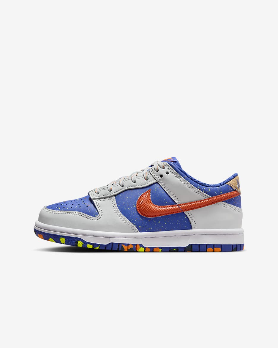 Tenis para niños grandes Nike Dunk Low - Polvo fotón/Azul astronómico/Volt/Naranja total