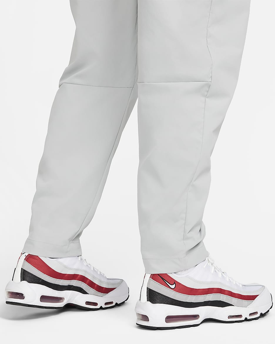 Pantaloni affusolati in tessuto Nike Club – Uomo - Light Smoke Grey/Bianco