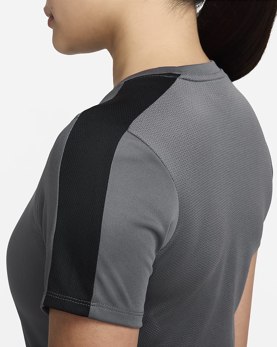 Nike Dri-FIT Academy Kurzarm-Fußballoberteil für Damen - Iron Grey/Schwarz/Sunset Pulse