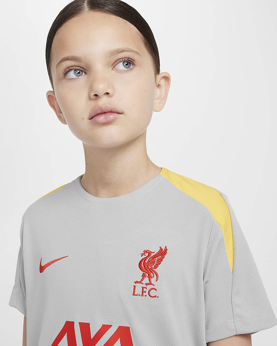 Dzianinowa koszulka piłkarska z krótkim rękawem dla dużych dzieci Nike Dri-FIT Liverpool F.C. Strike (wersja trzecia) - Light Smoke Grey/Light Smoke Grey/Chrome Yellow/Global Red