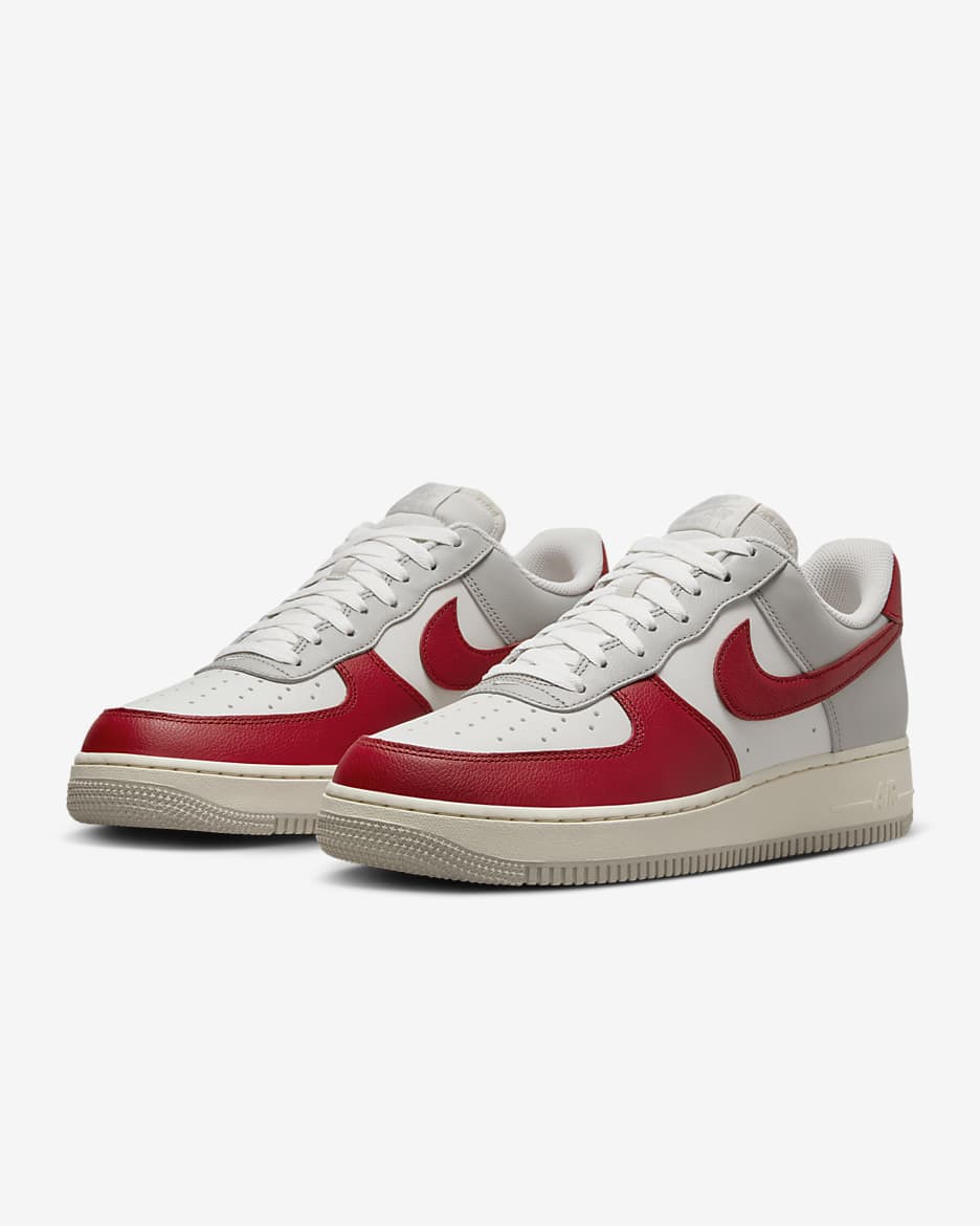 Nike Air Force 1 '07 LV8 Schuh (Herren) - Light Iron Ore/Pale Ivory/Phantom/Gym Red