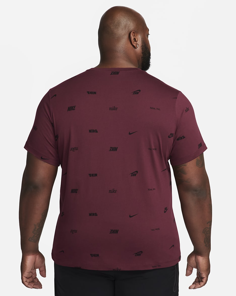 Playera con estampado en toda la prenda para hombre Nike Club - Castaña noche