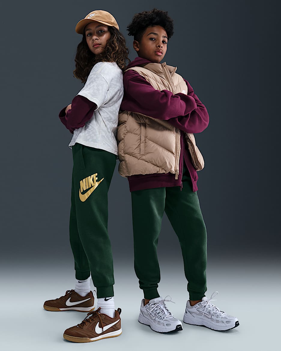 Joggers para niños talla grande Nike Sportswear Club Fleece - Abeto/Oro metalizado