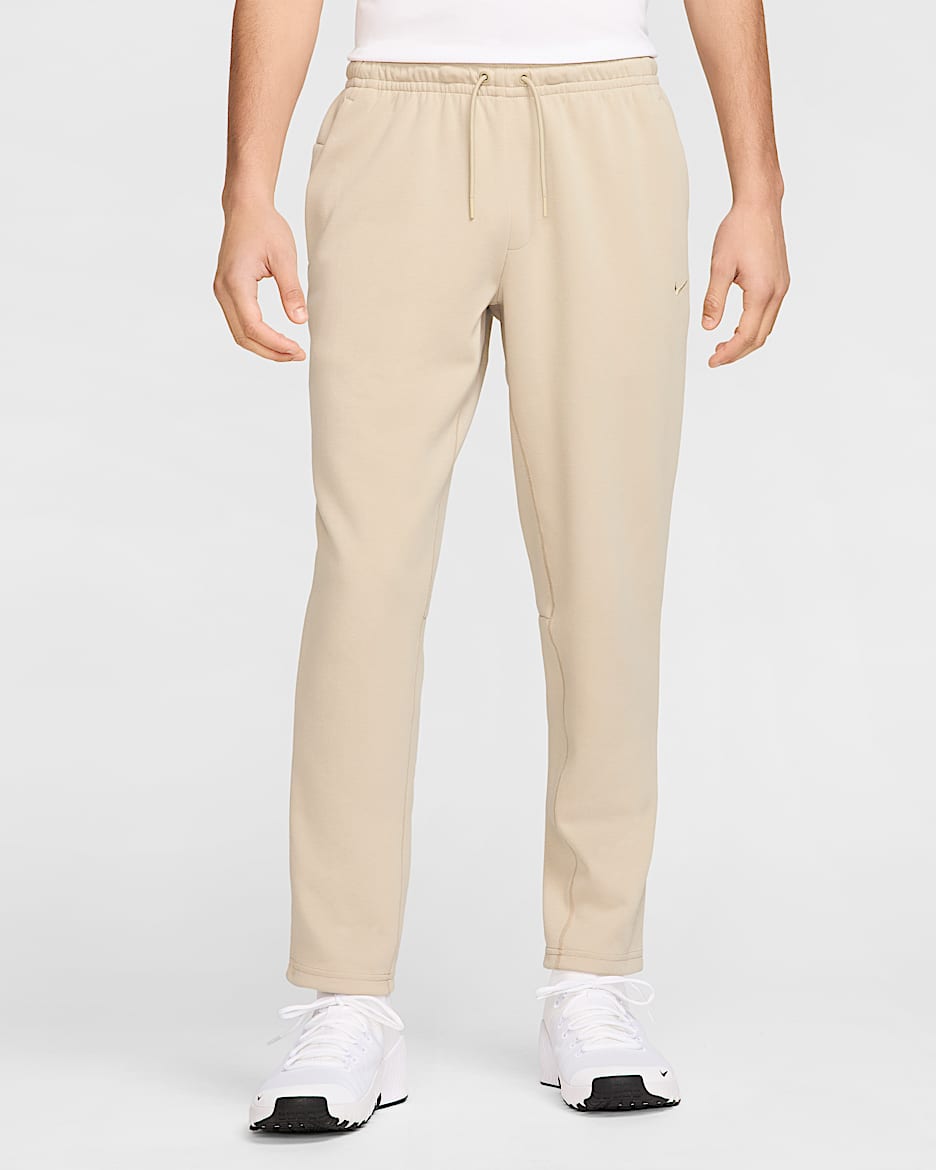 Pants de alto rendimiento Dri-FIT de pierna entallada con protección UV para hombre Nike Primary Fleece - Caqui desierto/Caqui desierto