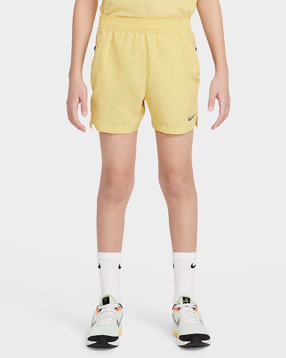 Shorts de tejido Woven Dri-FIT para niños talla grande Nike Multi Tech - Oro Saturno/Negro