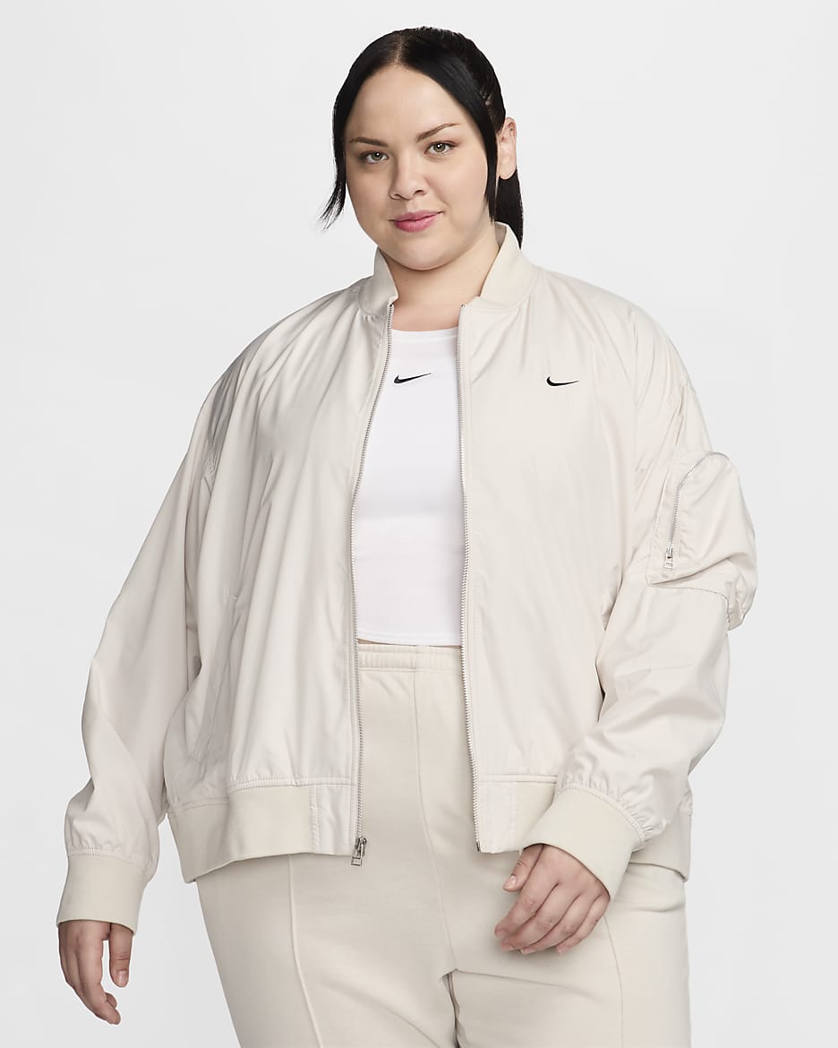 Chamarra bomber oversized para mujer (talla grande) Nike Sportswear Essential - Marrón verdoso claro/Negro