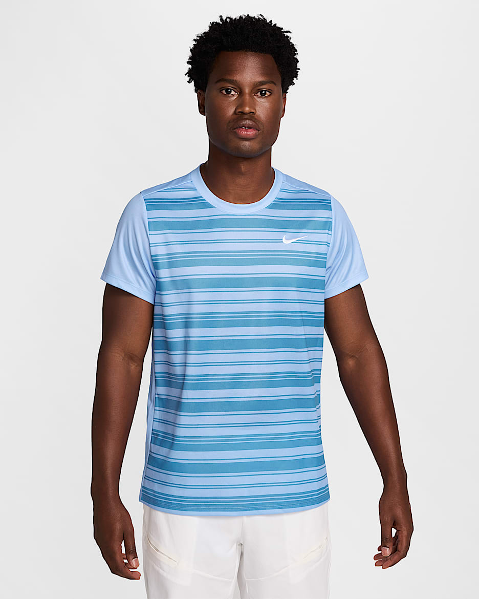 Playera de tenis Dri-FIT para hombre NikeCourt Victory - Aluminio/Azul extremo/Blanco