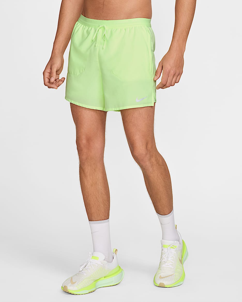 Shorts de running Dri-FIT de 13 cm 2 en 1 para hombre Nike Stride - Voltio ligero/Voltio ligero/Voltio ligero