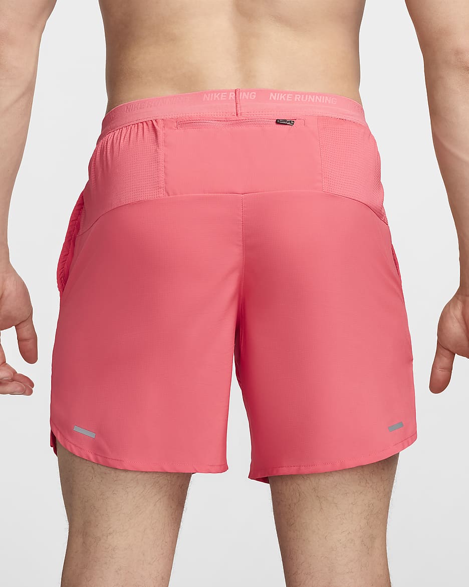 Shorts de correr Dri-FIT de 18 cm con forro de ropa interior para hombre Nike Stride - Rosa margarita/Negro