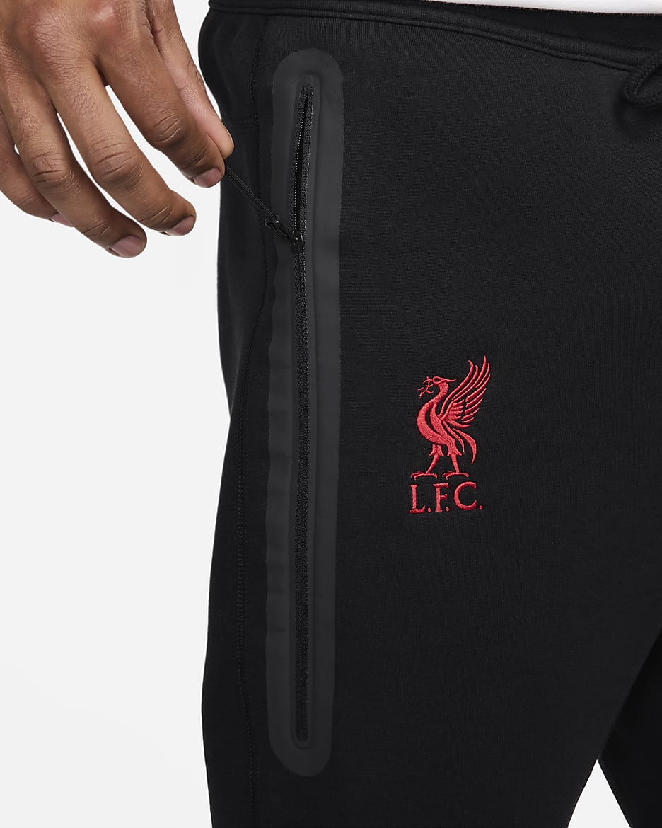 Męskie joggery piłkarskie Nike Liverpool F.C. Tech Fleece - Czerń/Czerń/Gym Red