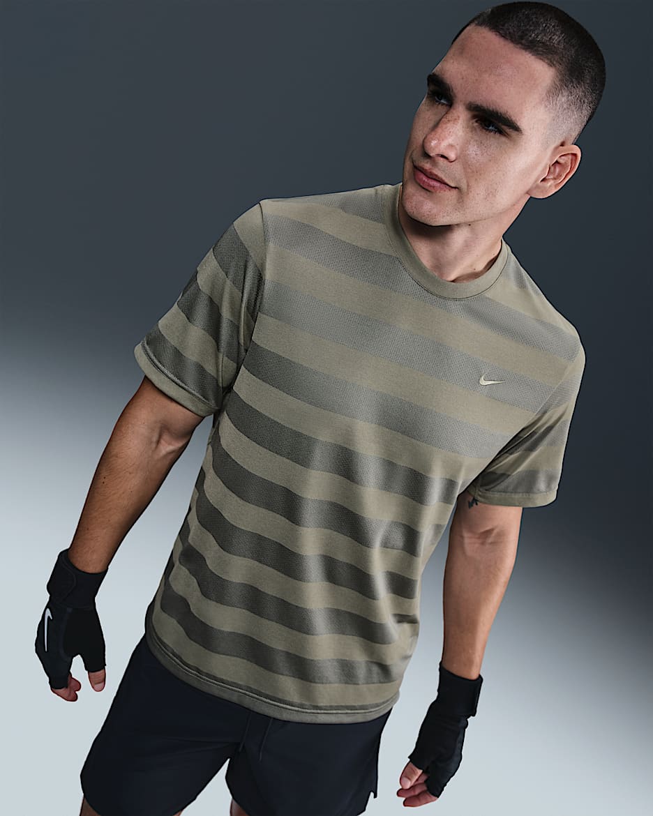 Playera de fitness de manga corta Dri-FIT para hombre Nike Primary - Militar claro/Militar claro