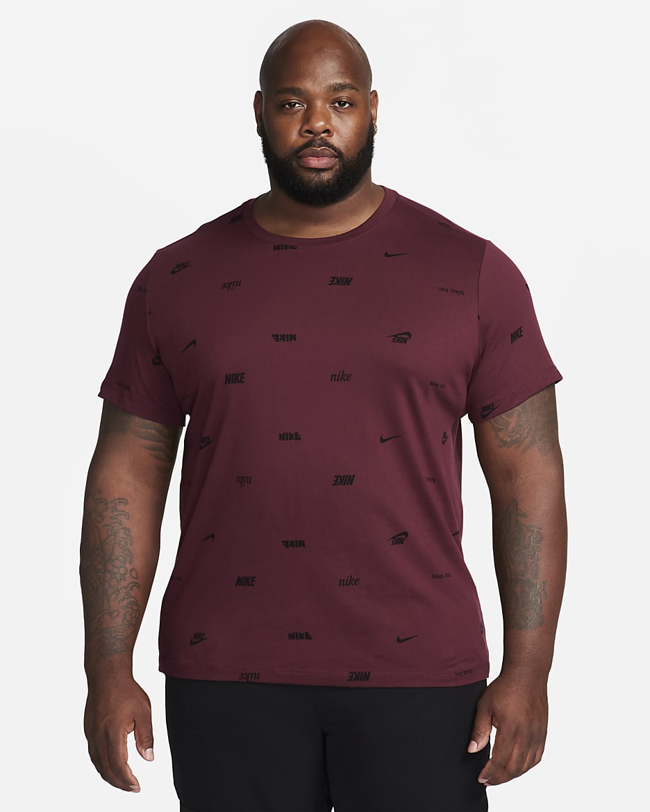 Playera con estampado en toda la prenda para hombre Nike Club - Castaña noche