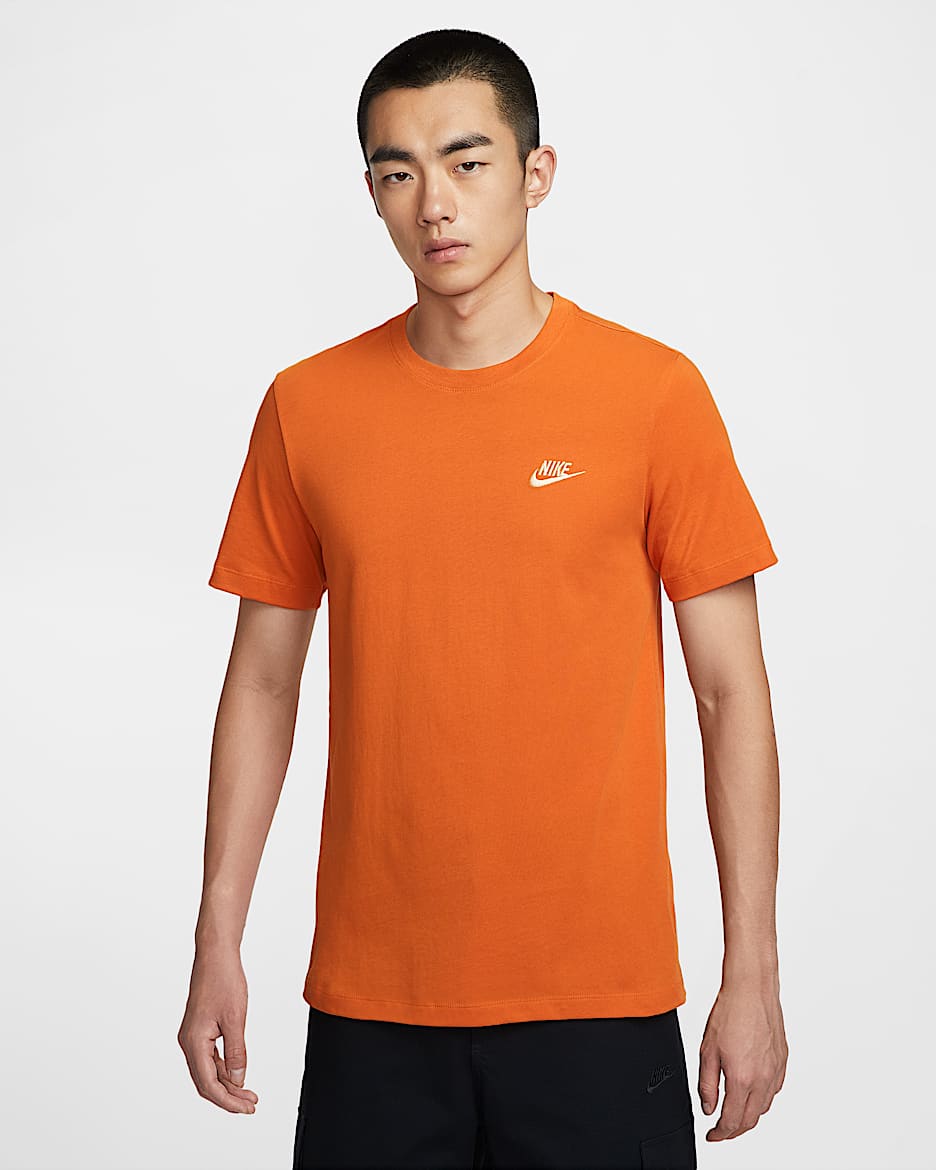 Nike Sportswear Club 男款 T 恤 - Campfire Orange