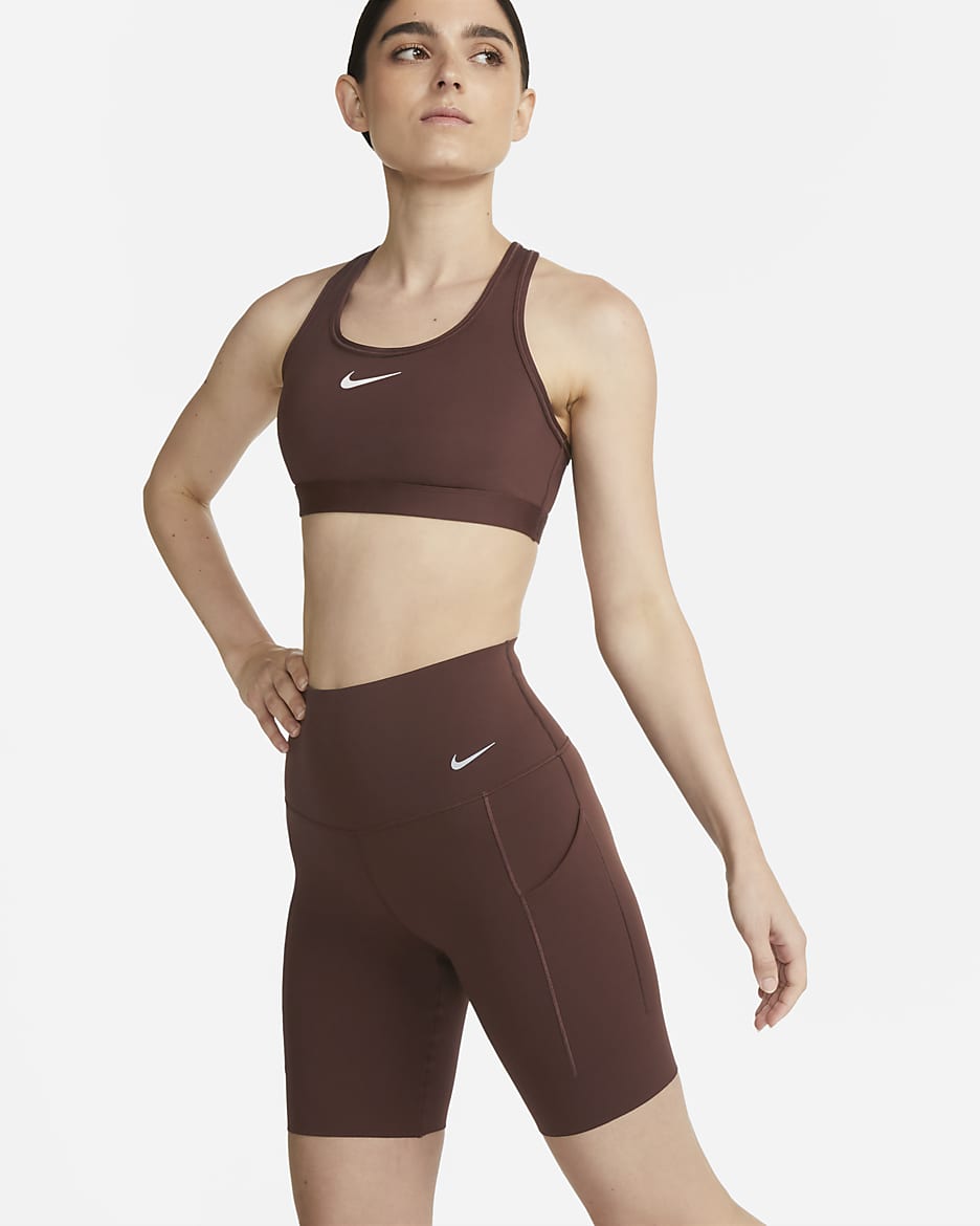 Shorts de ciclismo con bolsillos de 20 cm de tiro alto y media sujeción para mujer Nike Universa - Tierra/Negro