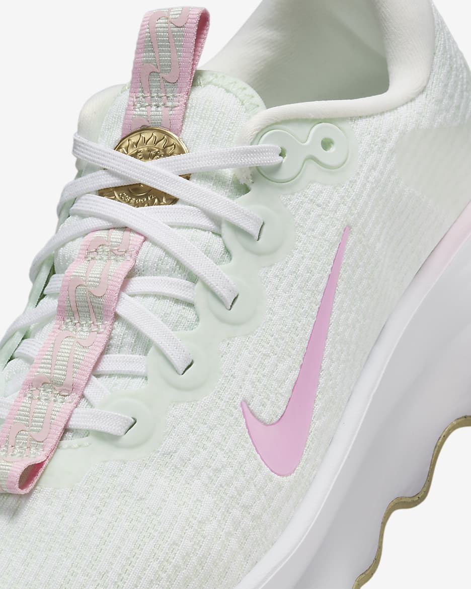 Tenis de caminata para mujer Nike Motiva - Blanco/Blanco/Oro team/Escarcha verde