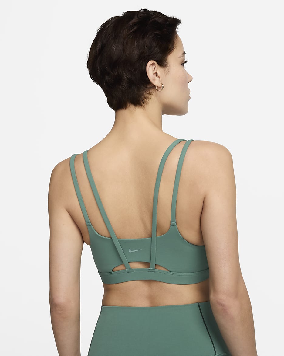 Gepolsterter Nike Zenvy Strappy Sport-BH mit leichtem Halt - Bicoastal/Weiß