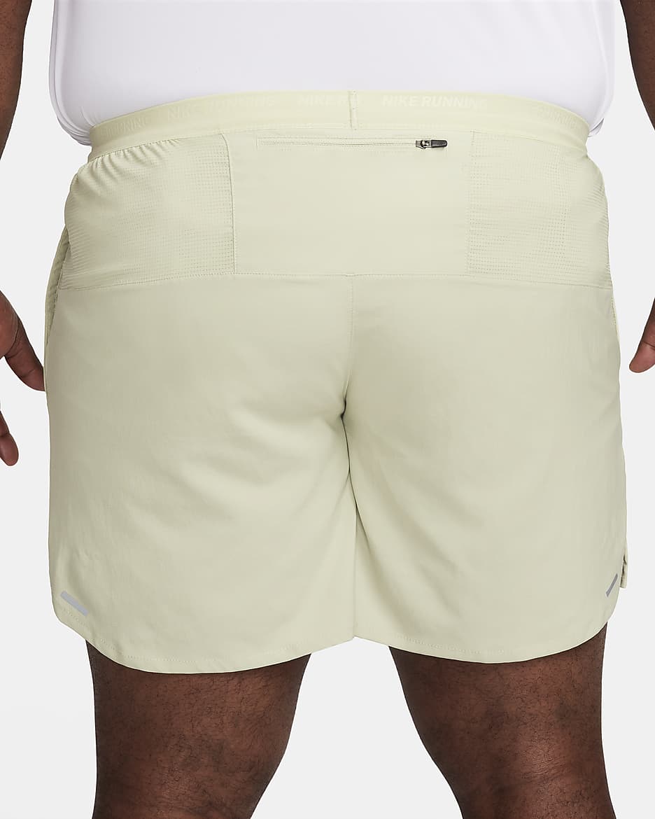 Shorts de correr Dri-FIT de 18 cm con forro de ropa interior para hombre Nike Stride - Aura oliva/Estuco oscuro