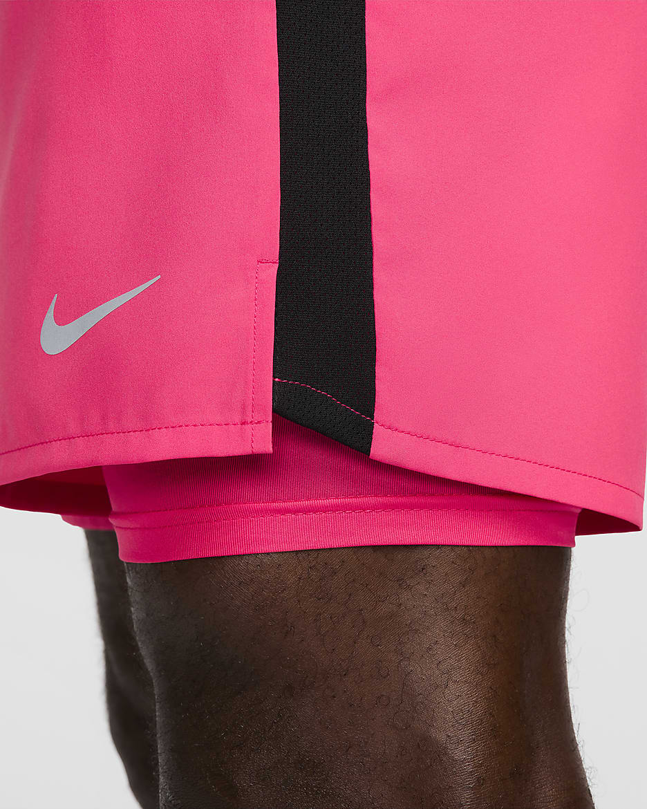 Męskie spodenki do biegania 2 w 1 Dri-FIT Nike Challenger 18 cm - Aster Pink/Czerń/Czerń