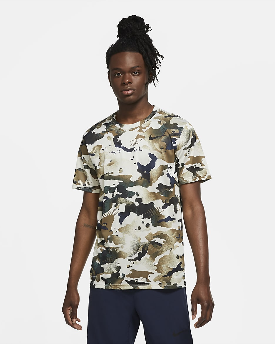 Playera de entrenamiento con estampado de camuflaje para hombre Nike Dri-FIT - Marrón Yukón/Negro