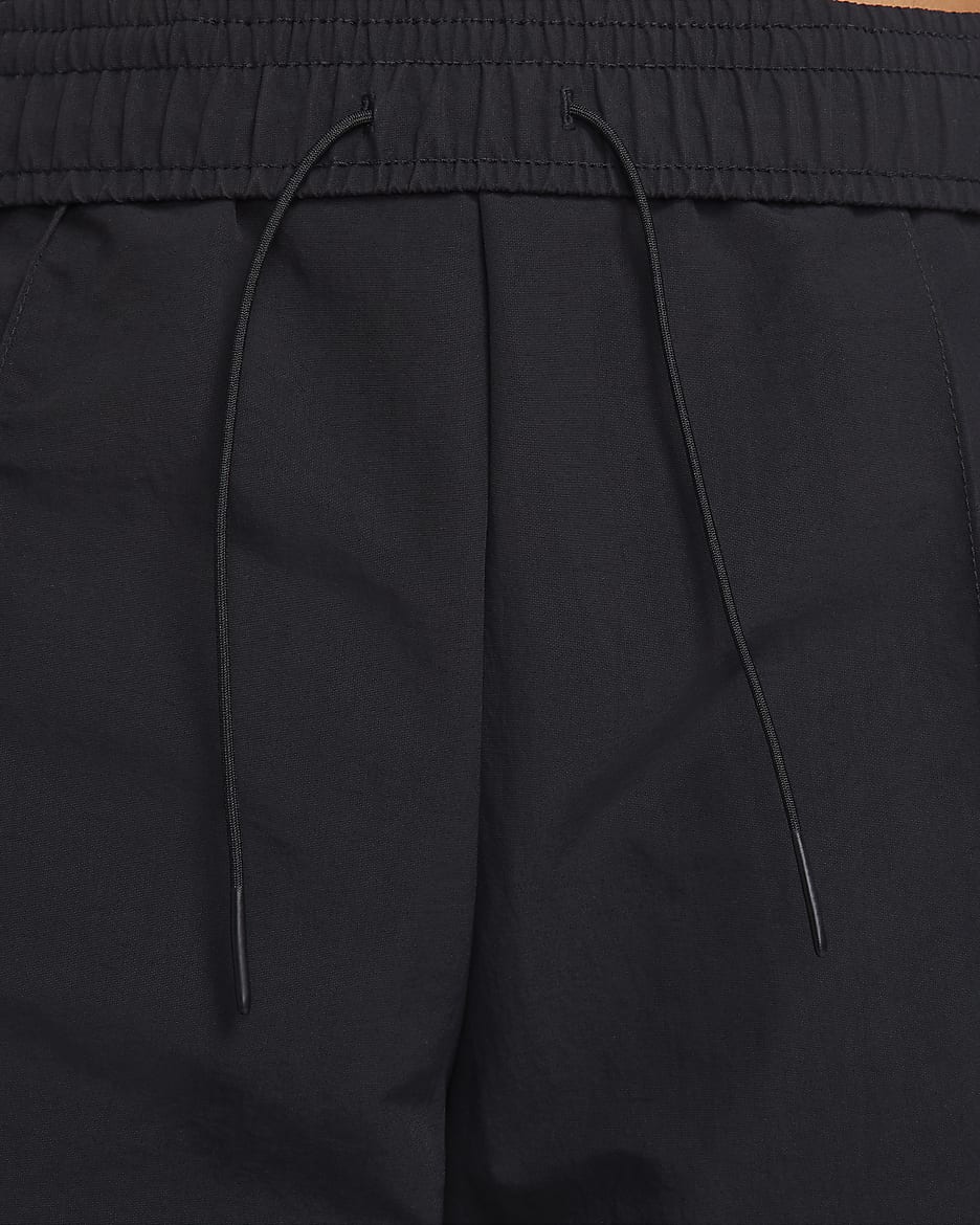 Nike Sportswear Everything Wovens Damenhose mit mittelhohem Bund und offenem Saum - Schwarz/Weiß