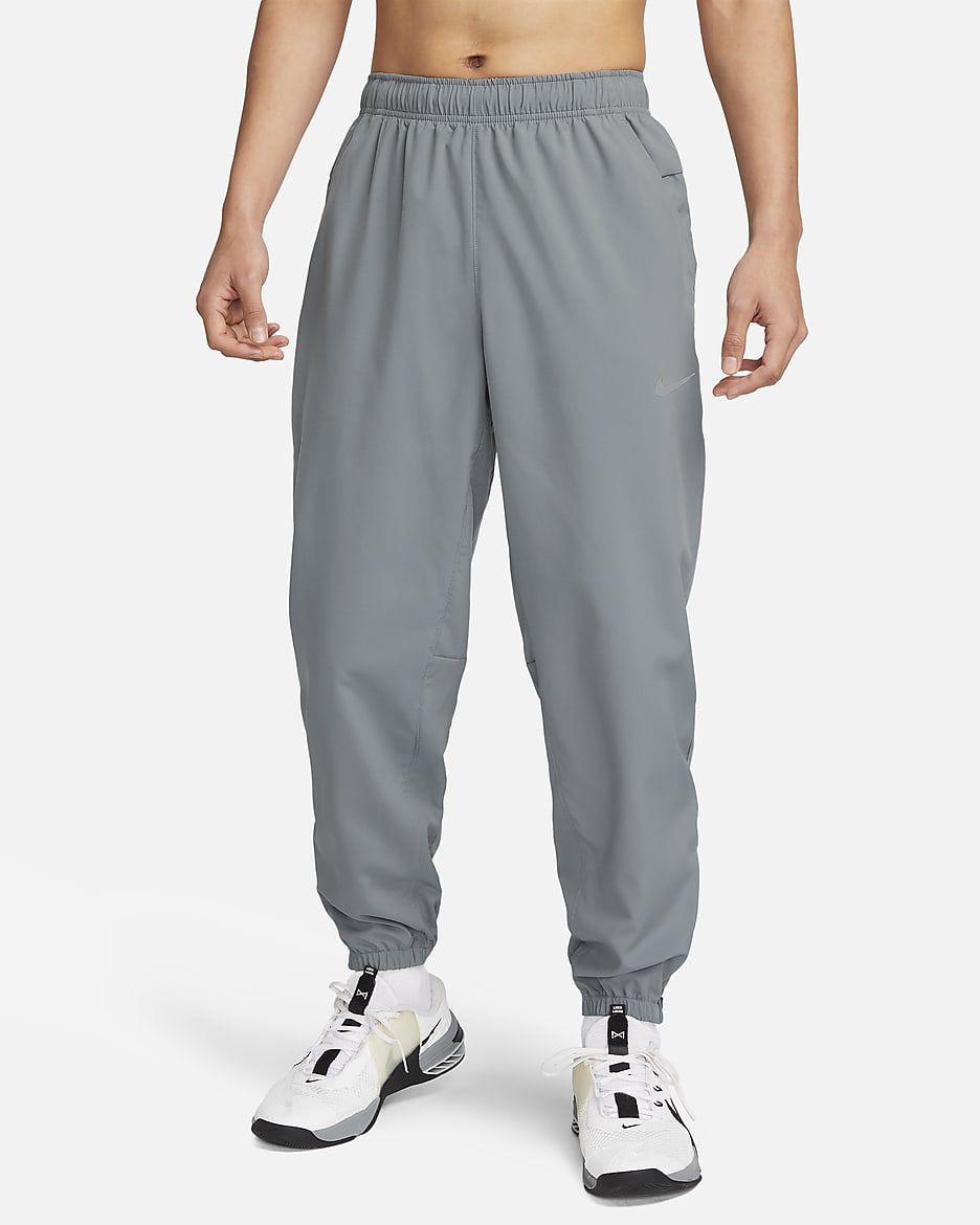 Pants Dri-FIT entallados versátiles para hombre Nike Form - Gris humo/Negro