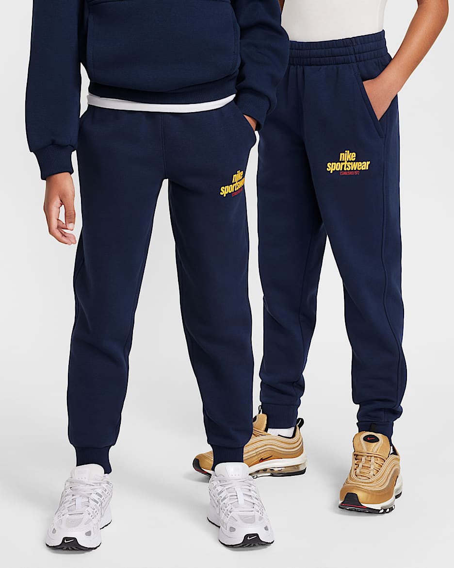 Joggers para niños talla grande Nike Sportswear Club Fleece - Obsidiana/Obsidiana/Rojo universitario/Oro universitario
