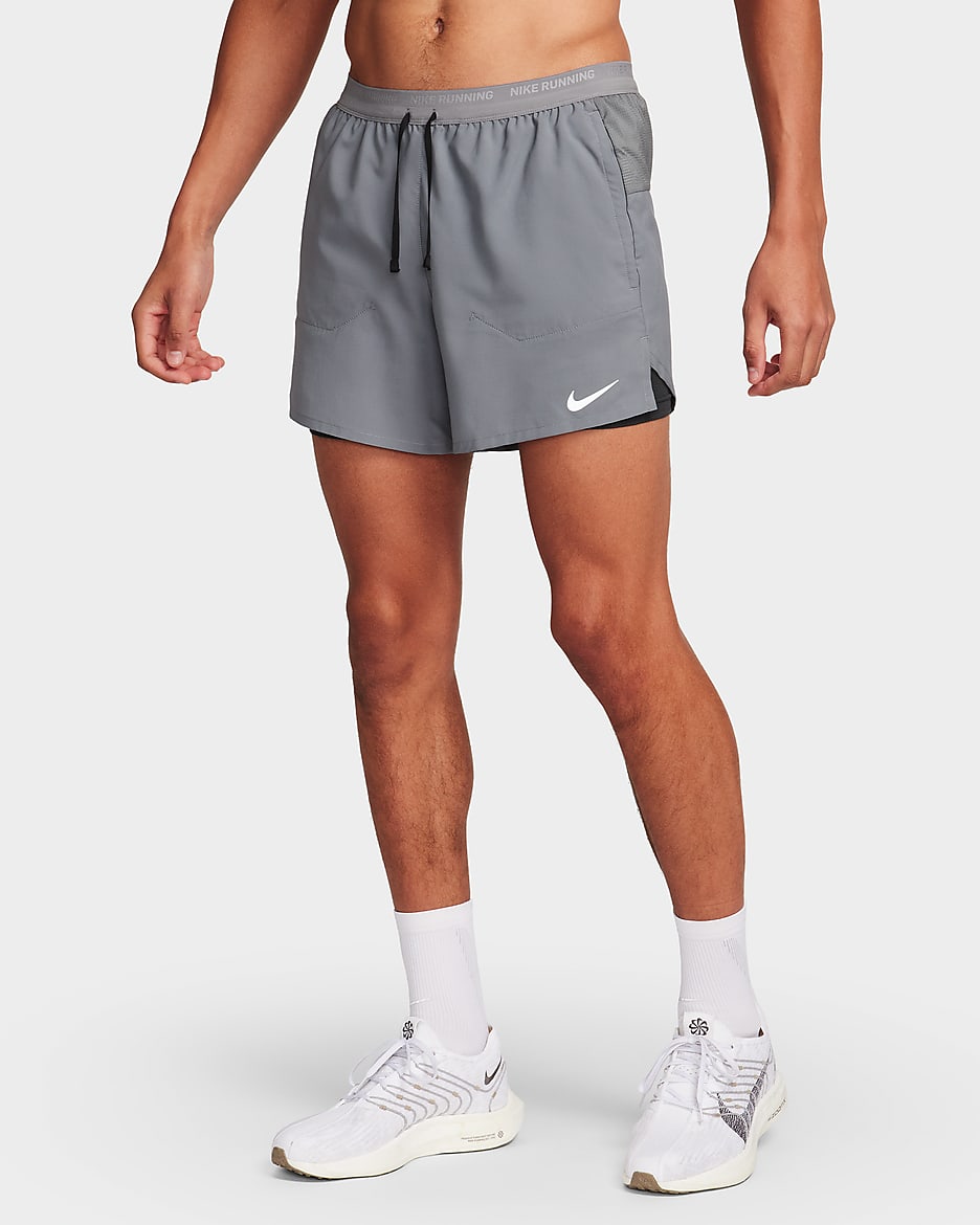 Shorts de running Dri-FIT de 13 cm 2 en 1 para hombre Nike Stride - Gris humo/Gris humo oscuro/Negro